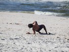 Juliano Cazarré aproveita o sábado de sol na praia com a família