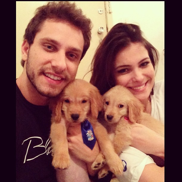 Ex-BBBs Eliéser e Kamilla com seus cachorrinhos de estimação (Foto: Instagram/ Reprodução)