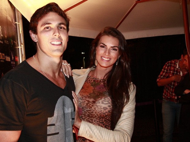 Renata Molinaro e o namorado em festa no Rio (Foto: Isac Luz/ EGO)