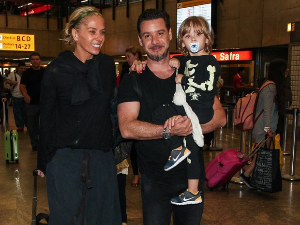 Adriane Galisteu com o filho, Vittorio, e o marido, Alexandre Iódice, em aeroporto em São Paulo (Foto: Manuela Scarpa/ Foto Rio News)