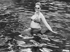 Ana Hickmann exibe barriga de grávida em banho de piscina