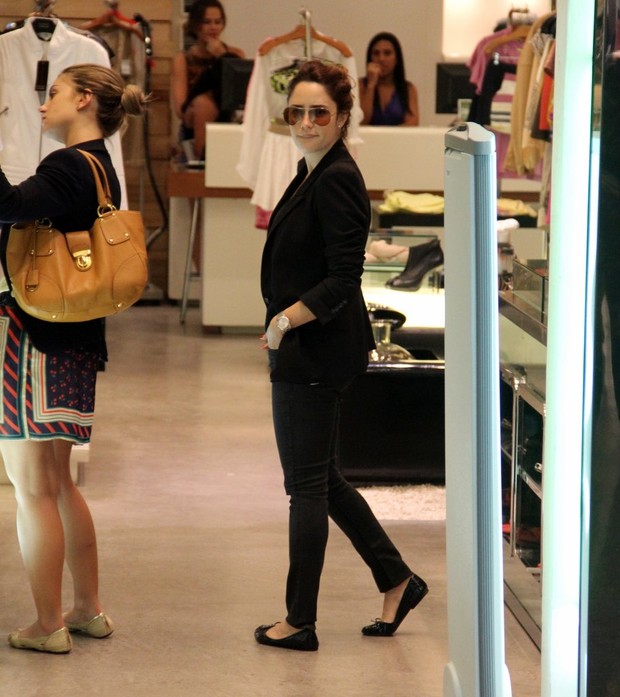 Fernanda Vasconcellos foi as compras com amigas no shopping (Foto: Marcus Pavão/AgNews)