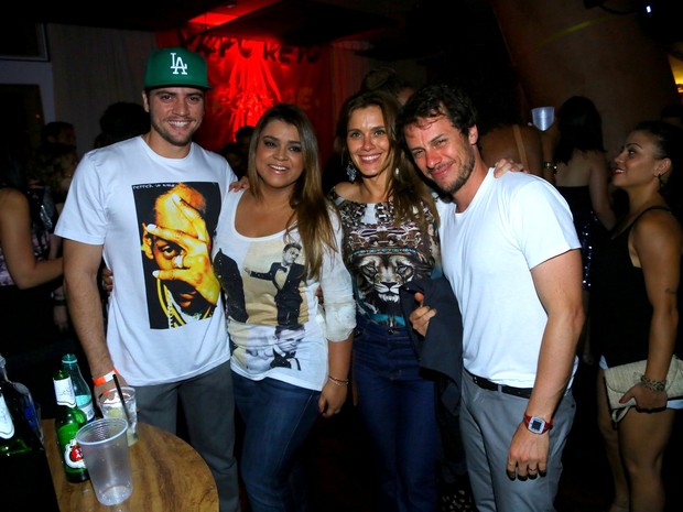 Rodrigo Godoy, Preta Gil, Carolina Dieckmann e Tiago Worcman em festa na Zona Sul do Rio (Foto: Marcello Sá Barretto/ Ag. News)