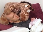 Fernando Scherer dorme com a filha no colo: 'Nocaute'