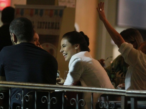 Paolla Oliveira em bar na Zona Sul do Rio (Foto: Ag. News)
