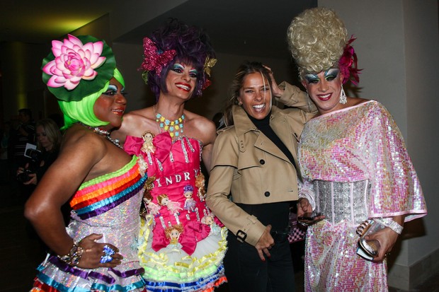 Adriane Galisteu posa com drag queens (Foto: Manuela Scarpa e Marcos Ribas / Foto Rio News)