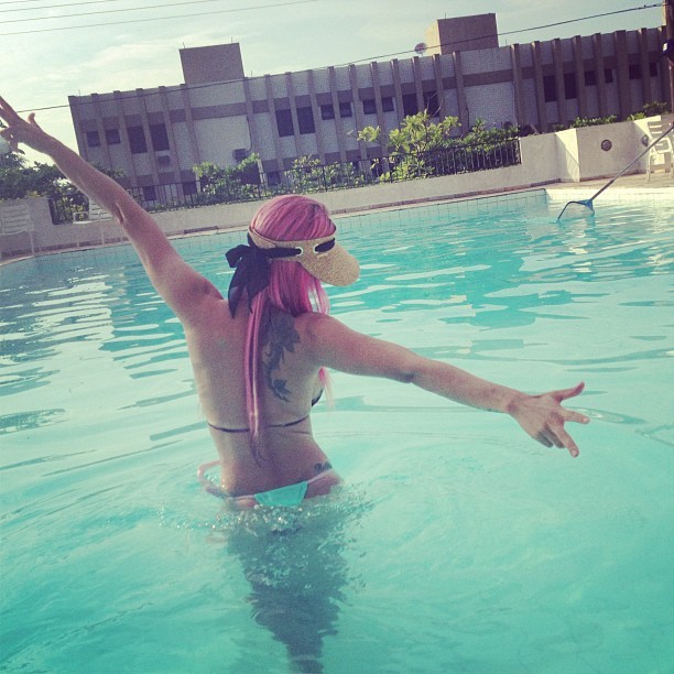 Thais Bianca na piscina (Foto: Instagram / Reprodução)