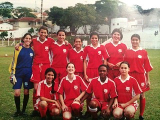 Carolina Galan, aos 15 anos, com o time de futebol de Ourinhos, sua cidade natal (Foto: Divulgação)