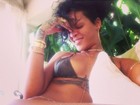 Rihanna posa de biquíni e exibe tatuagens