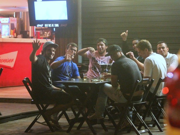Caio Castro com amigos em bar na Zona Oeste do Rio (Foto: Delson Silva/ Ag. News)
