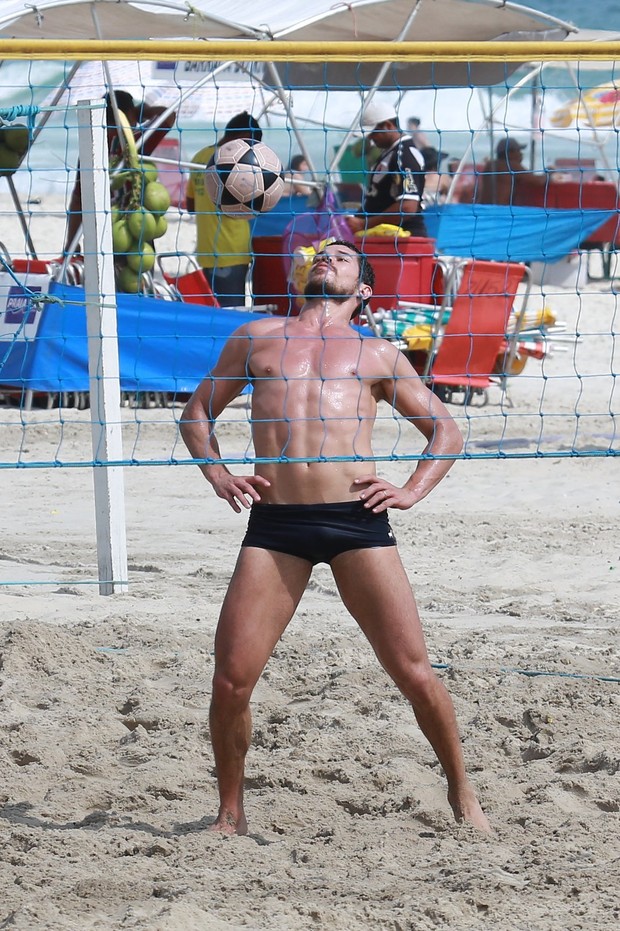 José Loreto joga futevôlei na praia do Pepe na Barra da Tijuca (Foto: Dilson Silva / AgNews)