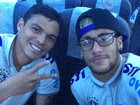 Neymar aparece de óculos ao lado de Thiago Silva