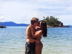Michel Teló aproveita férias aos beijos com Thais Fersoza: 'Só love'