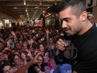 Yuri é assediado por fãs durante evento em São Paulo