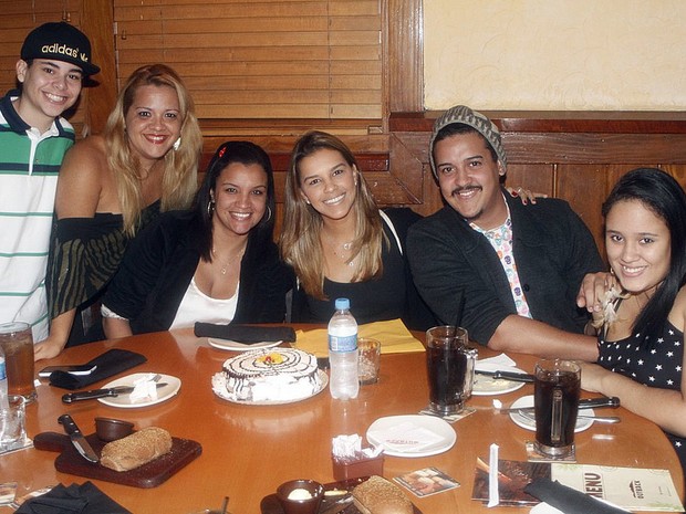 Mariana Rios em restaurante na Zona Oeste do Rio (Foto: Marcos Ferreira/ Foto Rio News)