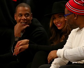 Jay-Z e Beyoncé em jogo de basquete em Nova York, nos Estados Unidos (Foto: Elsa/ Getty Images/ AFP)