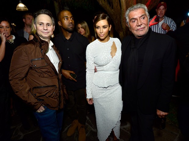Jason Binn, Kanye West, Kim Kardashian e o designer Roberto Cavalli em festa em Miami, nos Estados Unidos (Foto: Eugene Gologursky/ Getty Images)