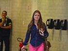 De calça rosa, Marina Ruy Barbosa embarca em aeroporto