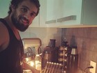 Chef em 'Império', Rafael Cardoso faz papinha para filha: 'Papai chef'