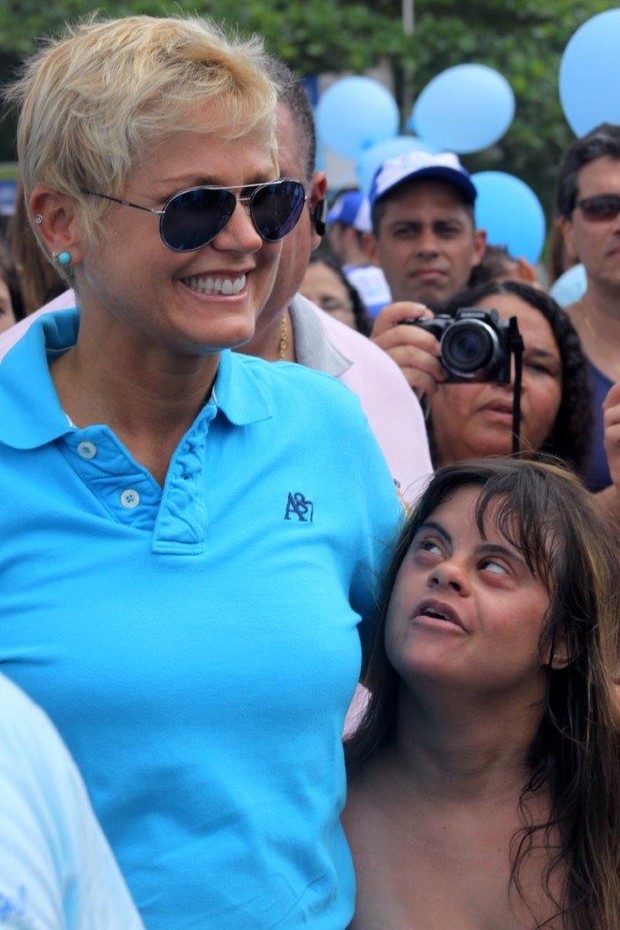 Xuxa na passeata Mundo Azul na orla do Leblon (Foto: J.Humberto/AgNews)