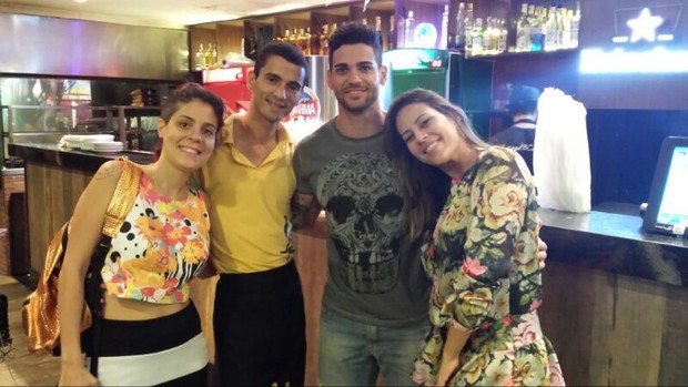 Ex-BBBs Princy, Bella e Rodrigo com o promoter Savanan em bar na Zona Oeste do Rio (Foto: Divulgação)