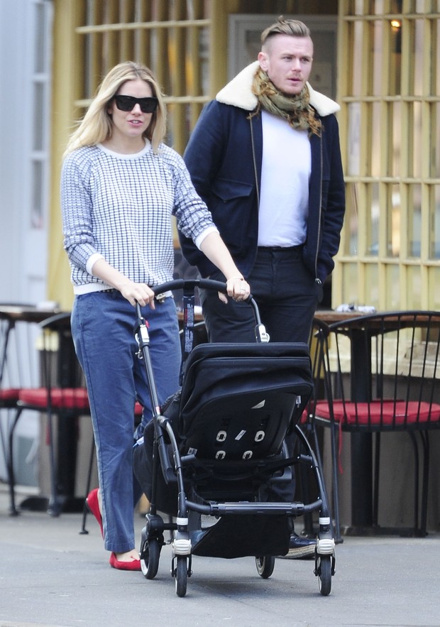 Sienna Miller passeia com seu filho e seu marido (Foto: Grosby Group)