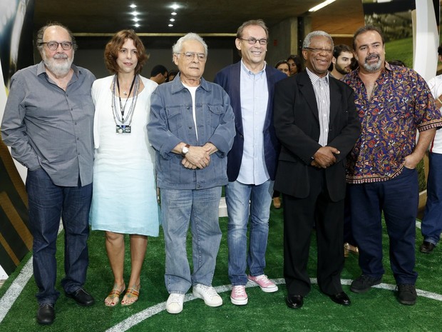José Wilker com o elenco na estreia do filme "Giovanni Improtta" (Foto: Roberto Filho / AgNews)