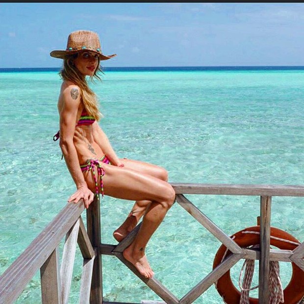 Carol Magalhães em praia nas Maldivas (Foto: Instagram/ Reprodução)