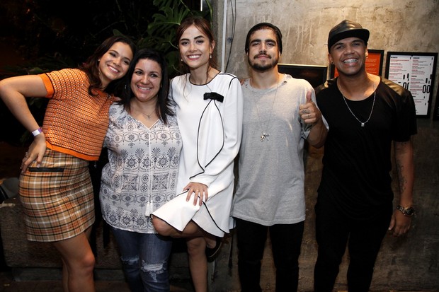 Bruna Marquezine, Maria Casadevall e Caio Castro posam com amigos (Foto: Daniel Pinheiro / AgNews)