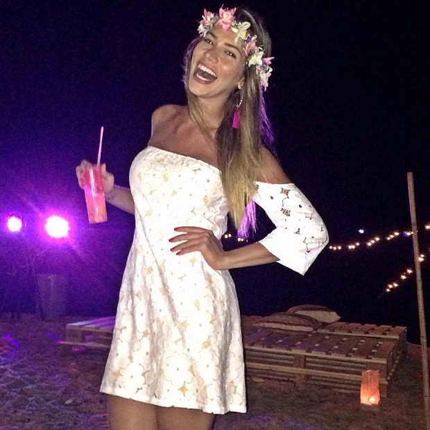 Ex-BBB Adriana comemora seu aniversário em luau (Foto: Instagram/ Reprodução)