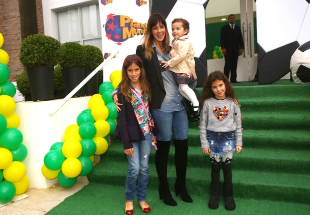 Vera Viel e as filhas na festa de Luca (Foto: Iwi Onodera / EGO)