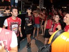 Thaila Ayala vai mascarada a camarote durante desfiles em SP