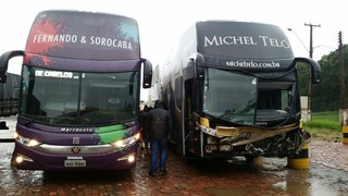 Ônibus de Fernando e Sorocaba resgata equipe de Michel Teló após acidente (Foto: Reprodução)