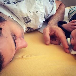 O marido de Carolina Kastging, o designer Maurício Grecco, com o filhoo mais novo, Tom (Foto: Reprodução/Instagram)