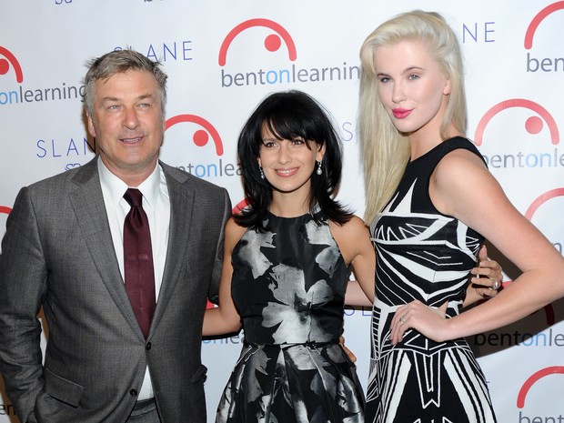 Alec Baldwin com a mulher, Hilaria Baldwin, e a filha Ireland Baldwin em evento em Nova York, nos Estados Unidos (Foto: Jamie McCarthy/ Getty Images/ AFP)