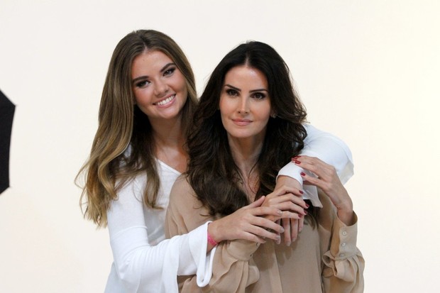 Lisandra Souto e a filha Yasmim em campanha de beleza para marca de cosméticos (Foto: Marcos Ferreira/Brazil News)