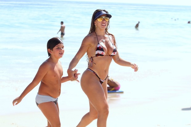 Andrea de Andrade na praia com o filho (Foto: Henrique Oliveira / Foto Rio News)