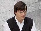 Ashton Kutcher aparece bem diferente como Steve Jobs