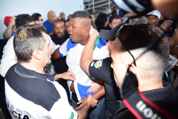 Confusão na apuração das escolas de samba de São Paulo (Foto: Leo Franco / AgNews)