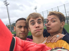 Neymar faz careta ao lado de Justin Bieber e David Brazil durante treino
