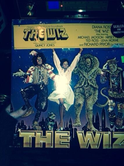 Miley Cyrus posta foto da capa da trilha sonora do filme The Wiz (Foto: Twitter/Reprodução)
