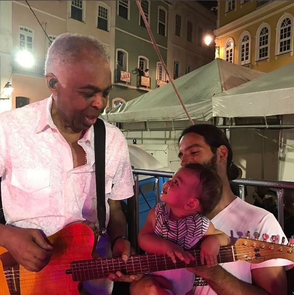 Gilberto Gil, o neto Nino e o marido de Bela Gil, João Paulo Demassi (Foto: Reprodução/Instagram)