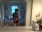 Khloe Kardashian abaixa short e mostra abdômen lisinho