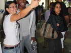 Thiaguinho causa alvoroço em aeroporto de Belém e atende fãs