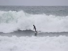 Cauã Reymond capricha nas manobras em tarde de surfe no Rio