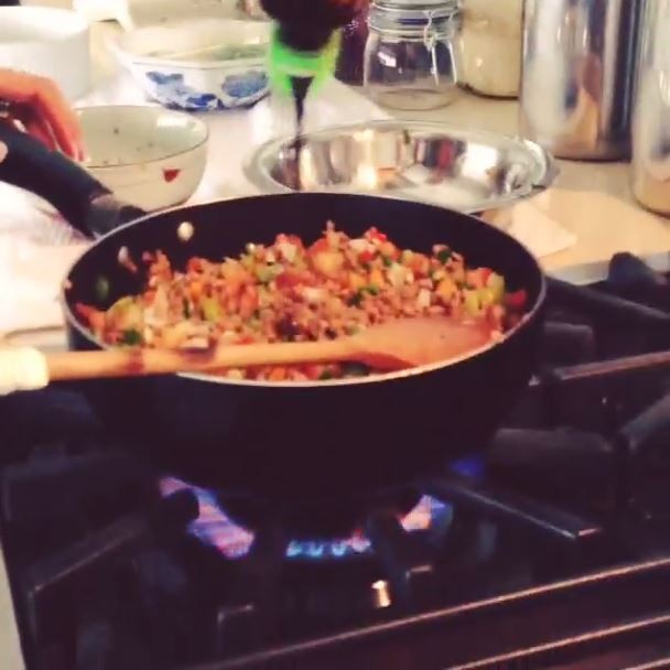 Yasmin Brunet cozinhando (Foto: Instagram/Reprodução)