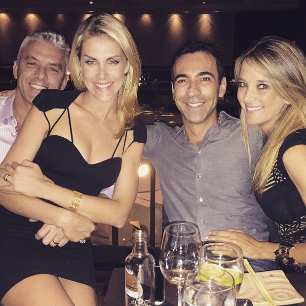 Ana Hickmann e o marido, Alexandre Côrrea, com Ticiane Pinheiro e César Tralli em festa em São Paulo (Foto: Instagram/ Reprodução)