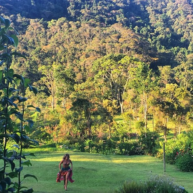 Grazi Massafera, de biquíni, no meio do mato (Foto: Instagram/ Reprodução)