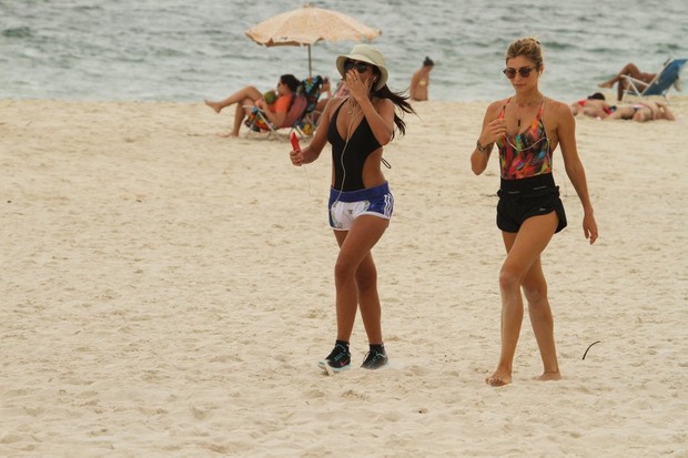 Ana Lima e Grazi Massafera na praia da Barra  (Foto: Sandro Cardozo / Ag.News)