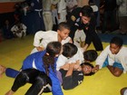 Jesus Luz treina jiu jitsu com crianças carentes